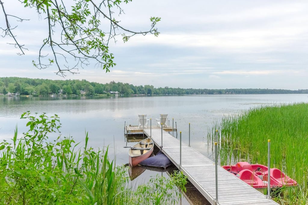 Profitez d’un milieu de vie paisible avec accès à un lac