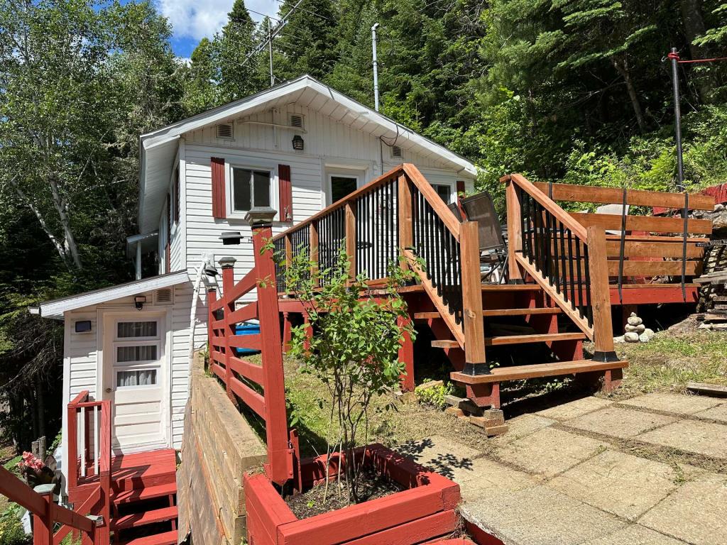 Tout meublé et équipé 144 900 $! Chalet au charme pittoresque surplombant un lac