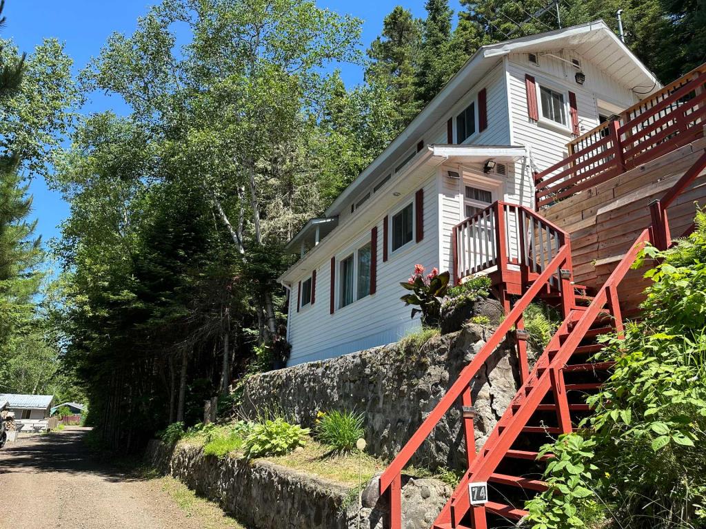 Tout meublé et équipé 144 900 $! Chalet au charme pittoresque surplombant un lac