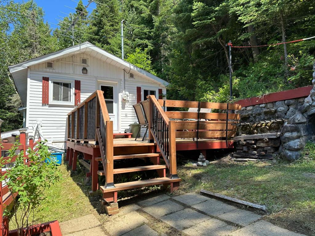 Tout meublé et équipé 144 900 $! Chalet au charme pittoresque surplombant un lac