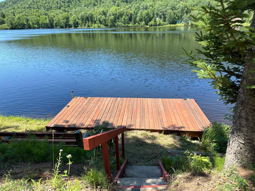 Tout meublé et équipé 144 900 $! Chalet au charme pittoresque surplombant un lac