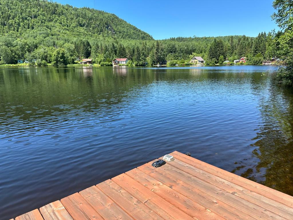 Tout meublé et équipé 144 900 $! Chalet au charme pittoresque surplombant un lac