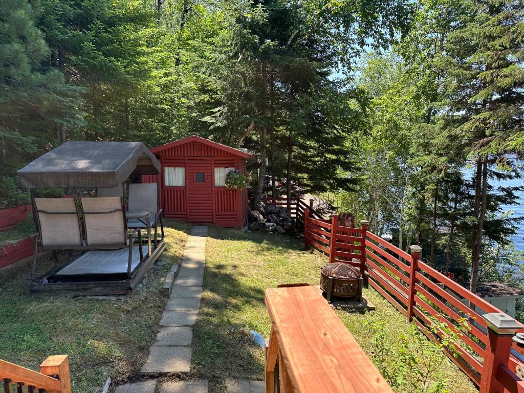 Tout meublé et équipé 144 900 $! Chalet au charme pittoresque surplombant un lac