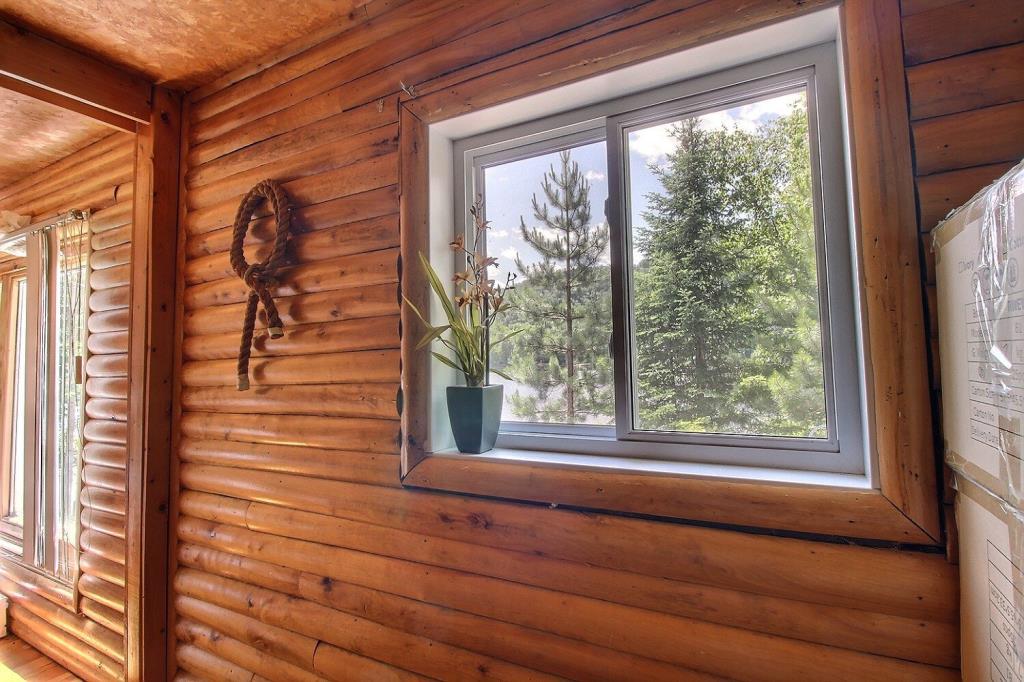 Tout meublé et équipé 144 900 $! Chalet au charme pittoresque surplombant un lac