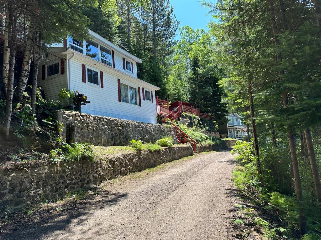 Tout meublé et équipé 144 900 $! Chalet au charme pittoresque surplombant un lac