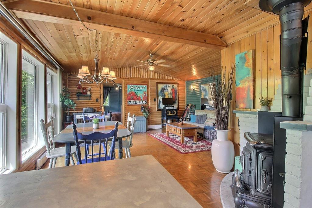 Tout meublé et équipé 144 900 $! Chalet au charme pittoresque surplombant un lac