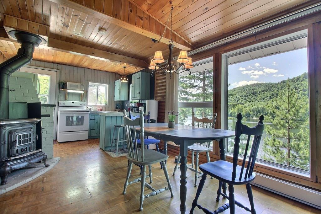 Tout meublé et équipé 144 900 $! Chalet au charme pittoresque surplombant un lac