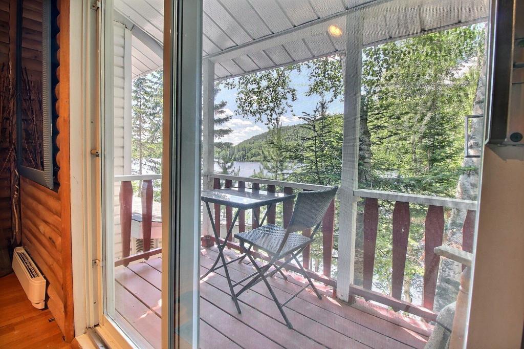 Tout meublé et équipé 144 900 $! Chalet au charme pittoresque surplombant un lac