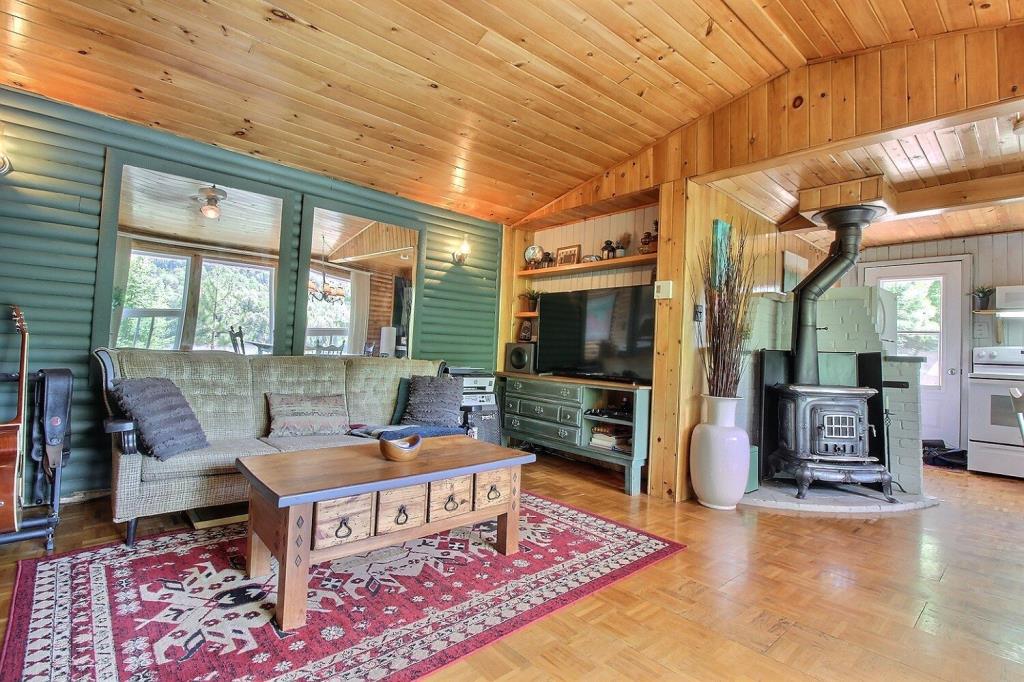 Tout meublé et équipé 144 900 $! Chalet au charme pittoresque surplombant un lac