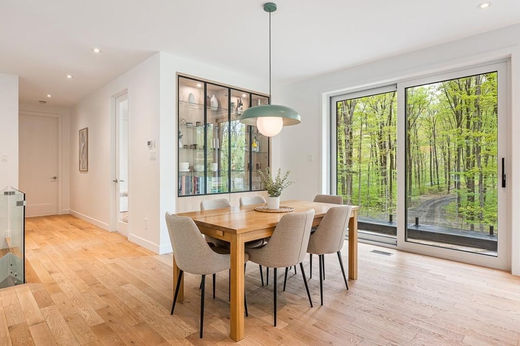 Beauté moderne au décor épuré sise sur un grand terrain de 72 194 pi²