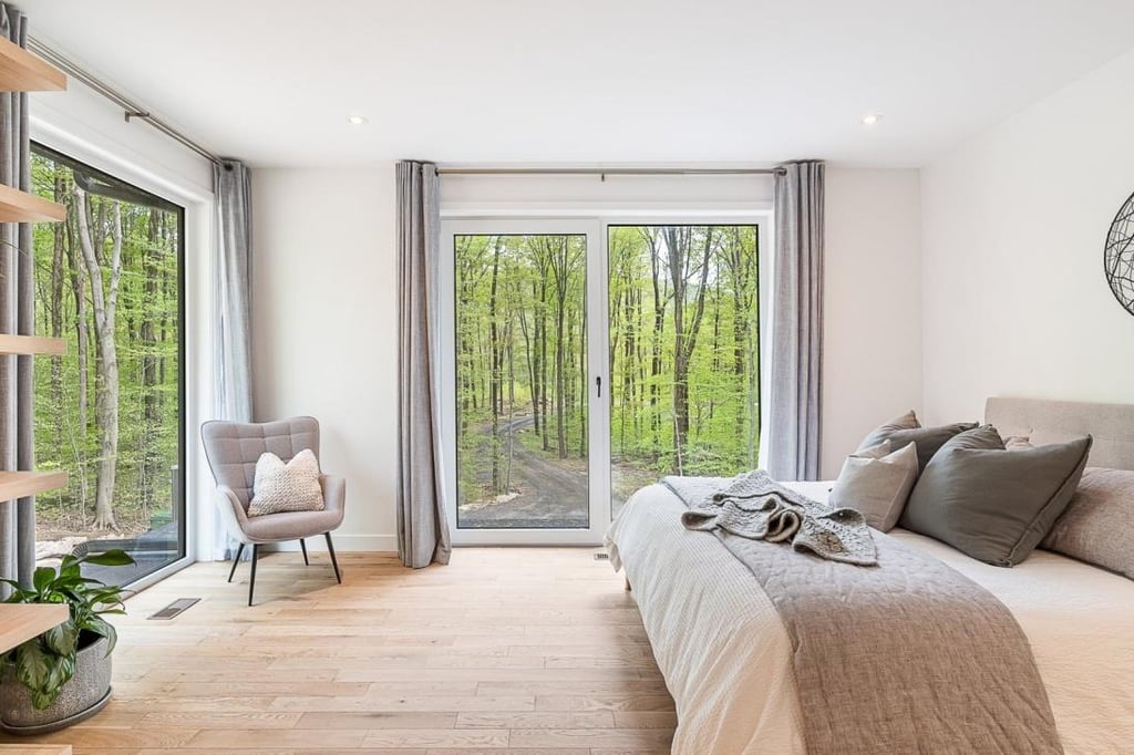 Beauté moderne au décor épuré sise sur un grand terrain de 72 194 pi²