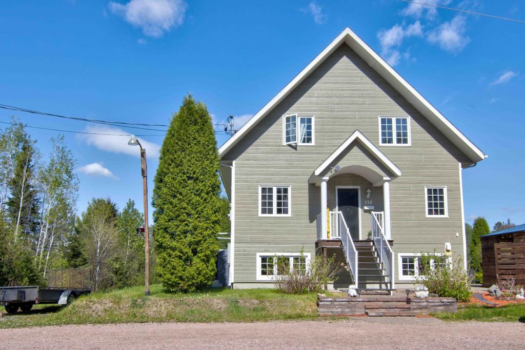 Élégant cottage sur la rive d'un lac bordé de nature généreuse