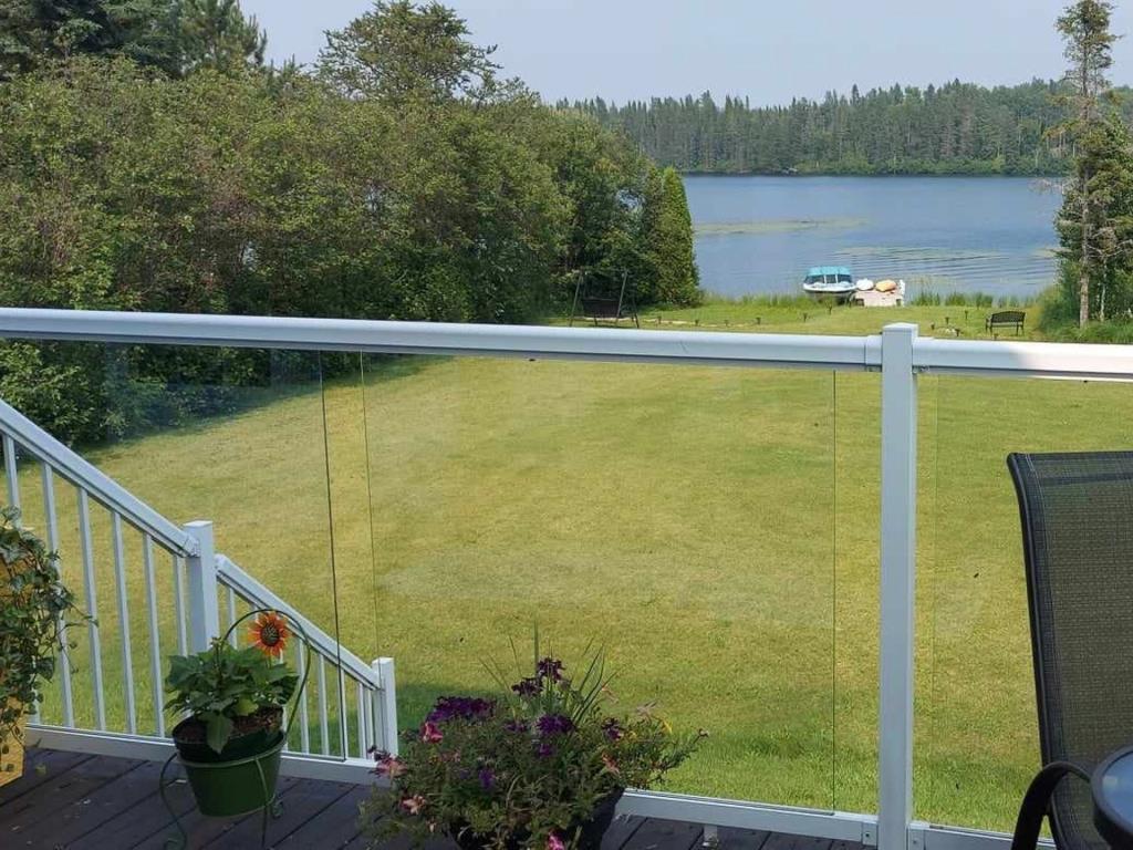 Élégant cottage sur la rive d'un lac bordé de nature généreuse