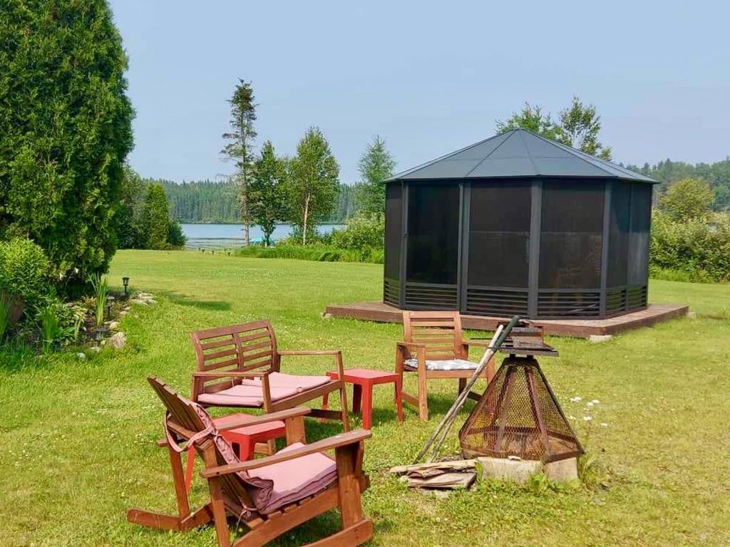 Élégant cottage sur la rive d'un lac bordé de nature généreuse