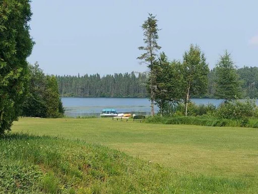 Élégant cottage sur la rive d'un lac bordé de nature généreuse