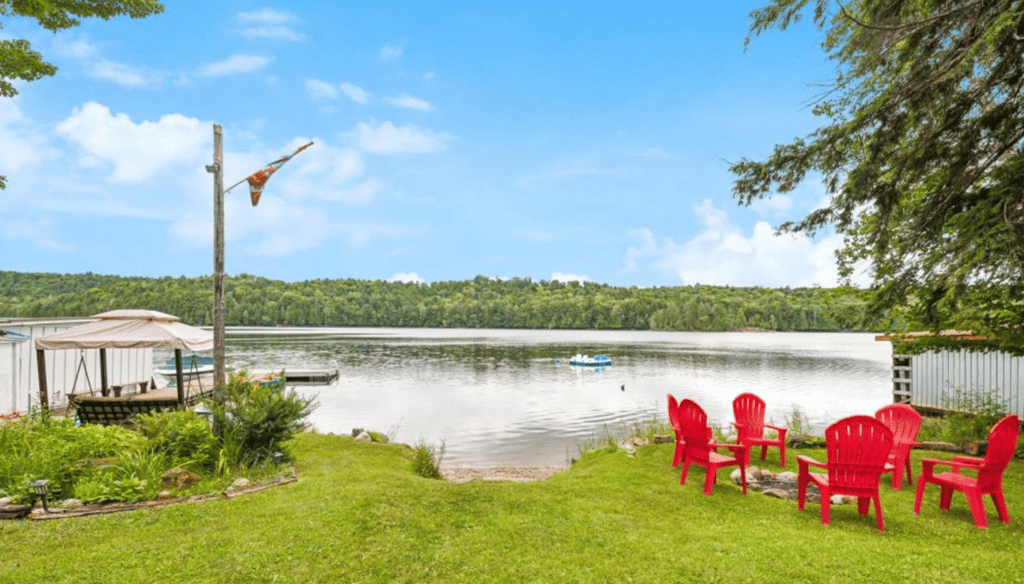 Vendu meublé ! Coquet chalet aux abords d'un lac et de la nature