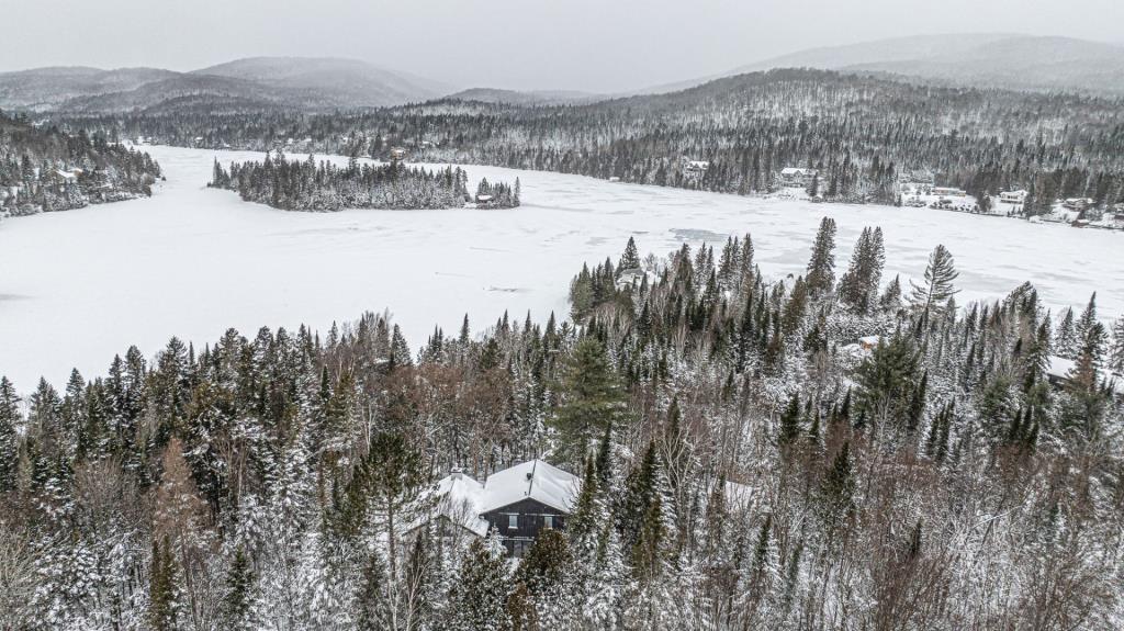 Lumineuse demeure luxueusement rénovée et nichée en montagne