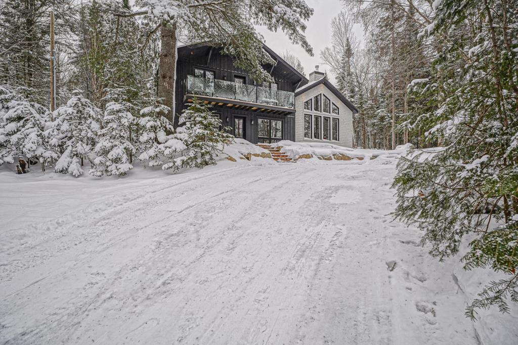 Lumineuse demeure luxueusement rénovée et nichée en montagne