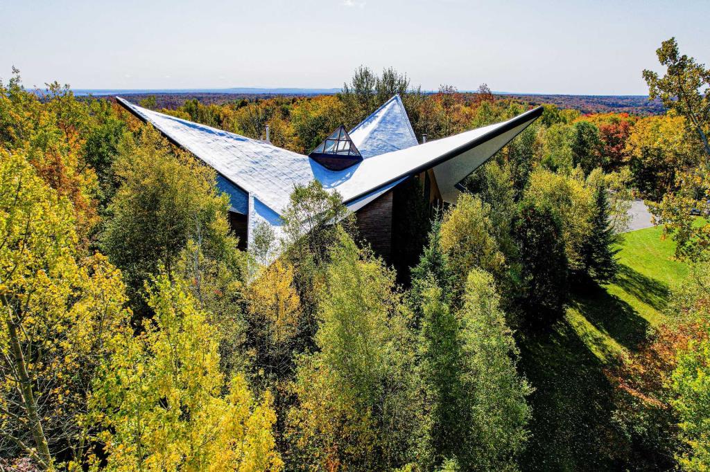 Unique au Québec! Ancien centre de ski converti en spectaculaire propriété résidentielle