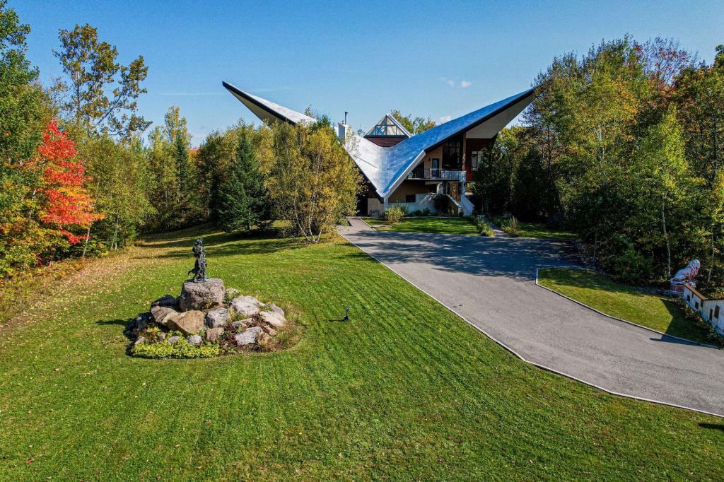 Unique au Québec! Ancien centre de ski converti en spectaculaire propriété résidentielle