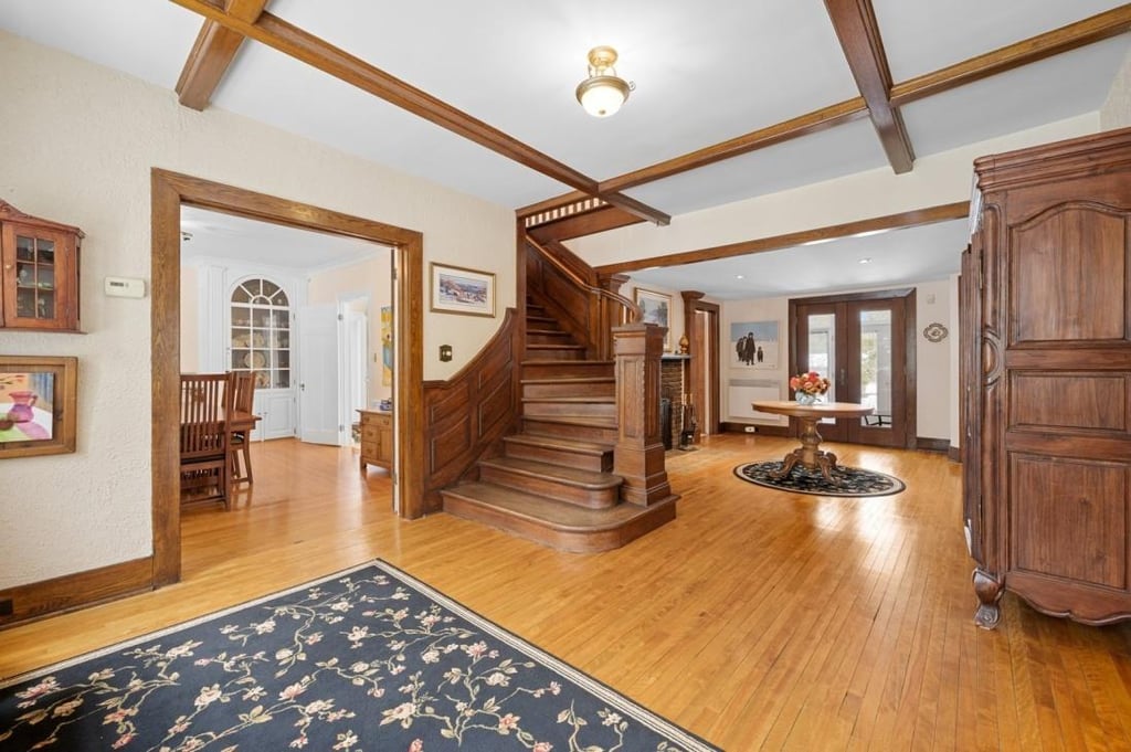 Charme ancestral et loft moderne : une beauté rénovée avec soin
