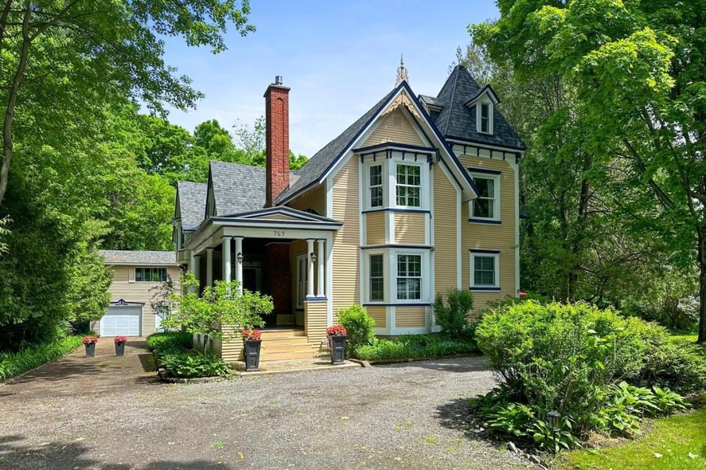 Charme ancestral et loft moderne : une beauté rénovée avec soin