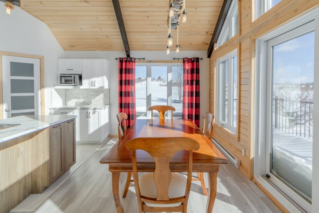 Cocon douillet de 475 000 $ niché sur un terrain de plus de 53 000 pi²