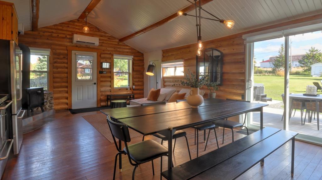 Chaleureux chalet en bois rond rénové avec style à vendre pour 139 900 $