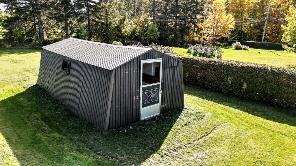 Chaleureux chalet en bois rond rénové avec style à vendre pour 139 900 $