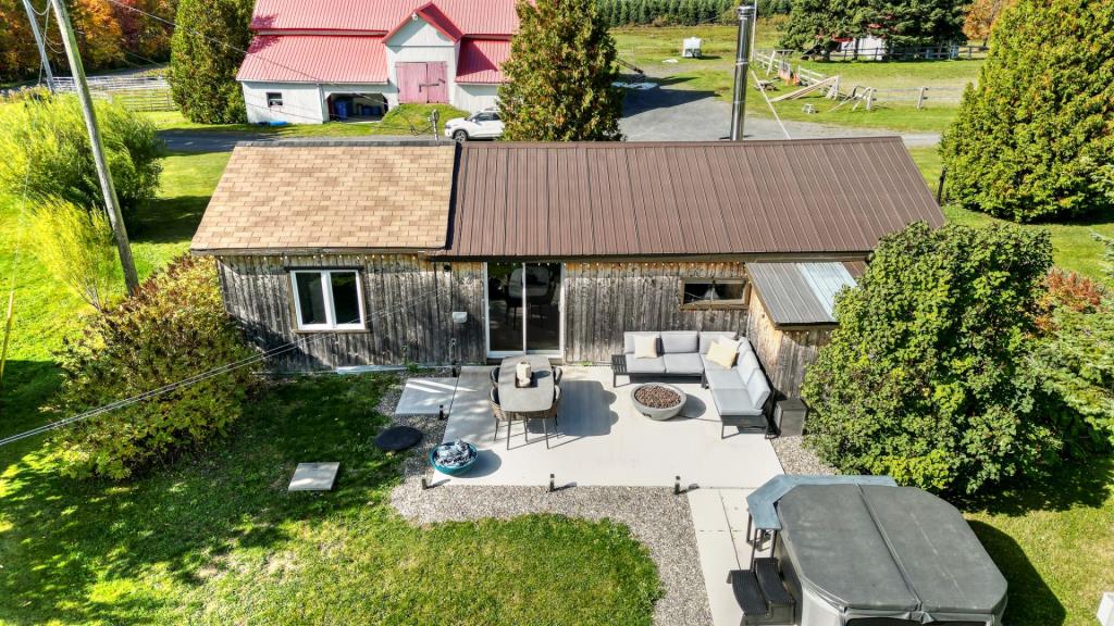 Chaleureux chalet en bois rond rénové avec style à vendre pour 139 900 $