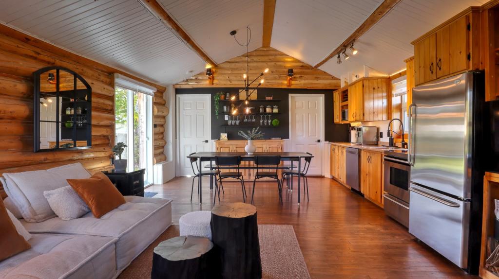 Chaleureux chalet en bois rond rénové avec style à vendre pour 139 900 $