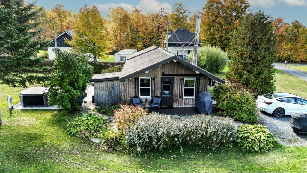 Chaleureux chalet en bois rond rénové avec style à vendre pour 139 900 $