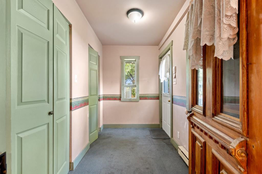 Belle d'autrefois aux chaleureuses boiseries à vendre pour 349 900 $