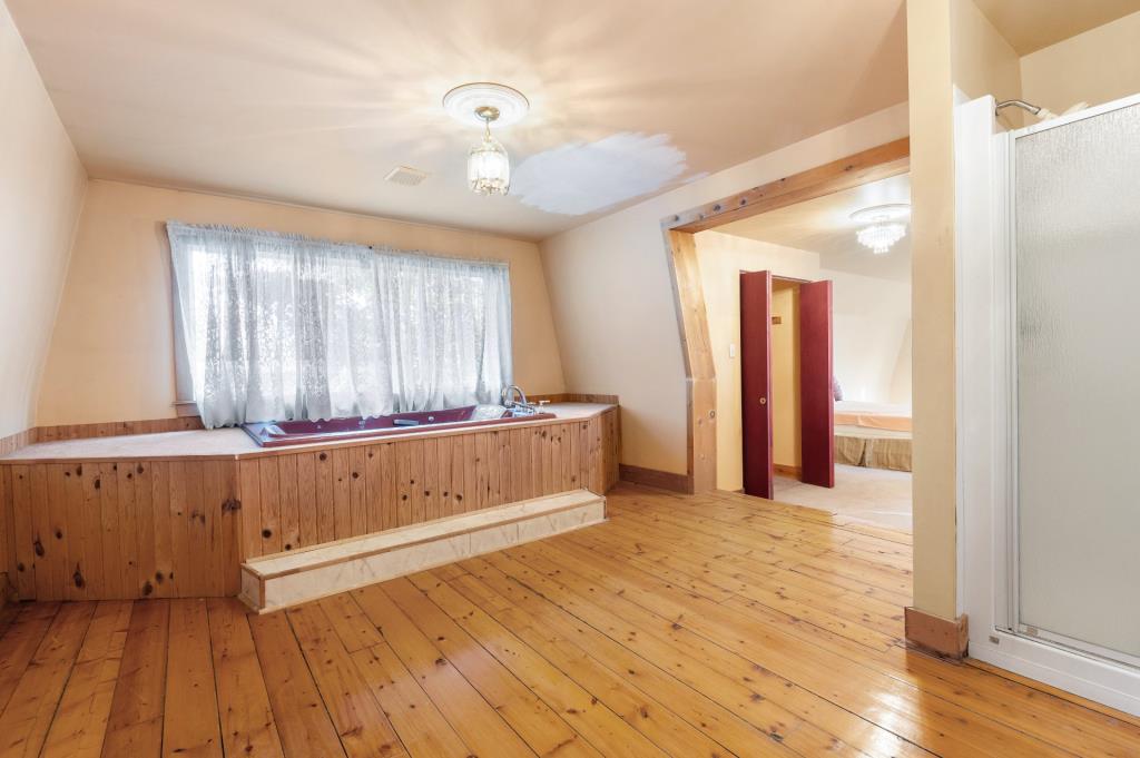 Belle d'autrefois aux chaleureuses boiseries à vendre pour 349 900 $