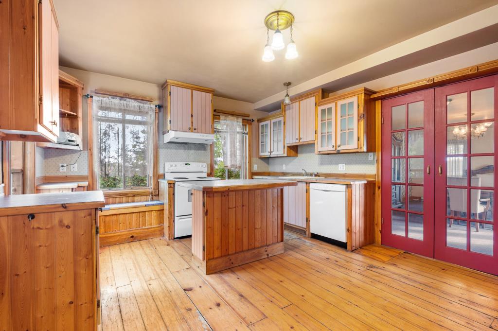 Belle d'autrefois aux chaleureuses boiseries à vendre pour 349 900 $