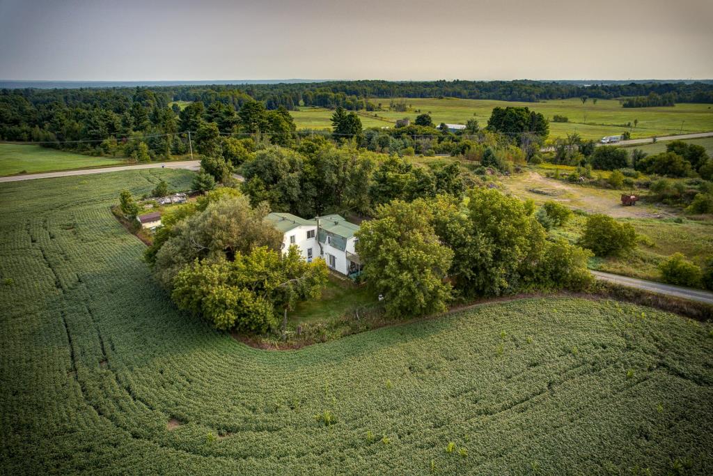 Belle d'autrefois aux chaleureuses boiseries à vendre pour 349 900 $