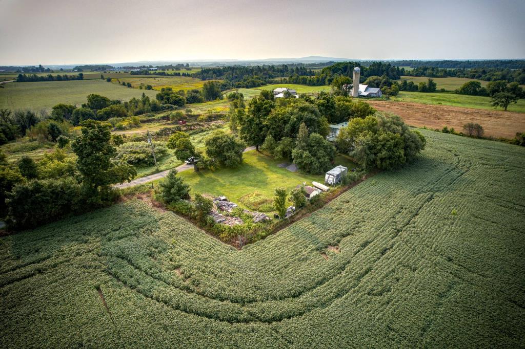 Belle d'autrefois aux chaleureuses boiseries à vendre pour 349 900 $