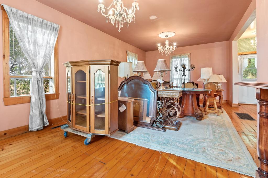 Belle d'autrefois aux chaleureuses boiseries à vendre pour 349 900 $