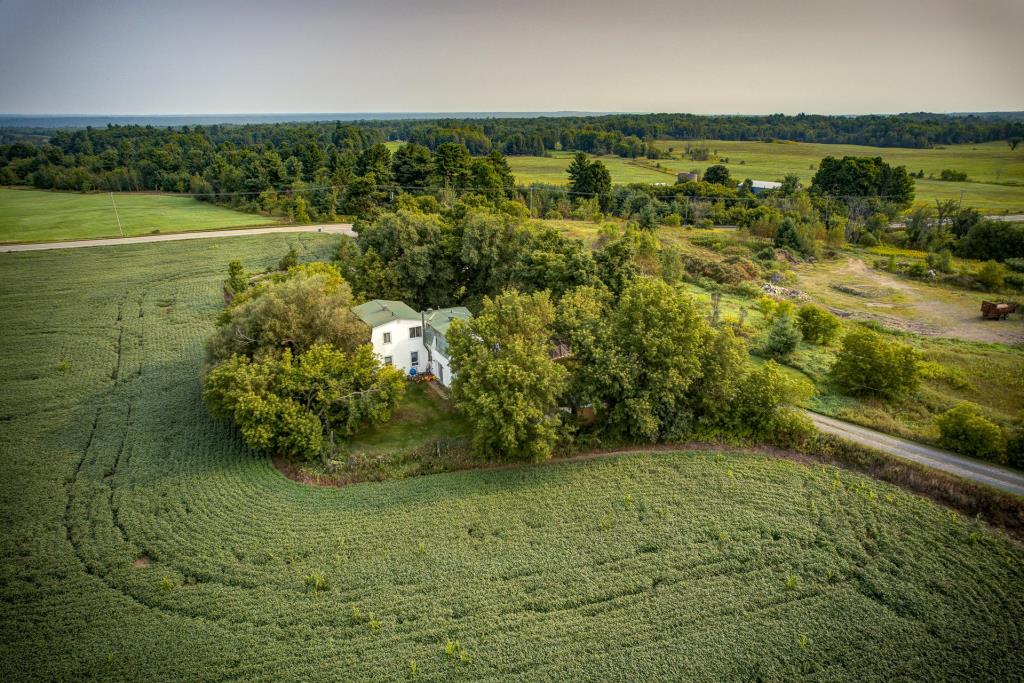 Belle d'autrefois aux chaleureuses boiseries à vendre pour 349 900 $