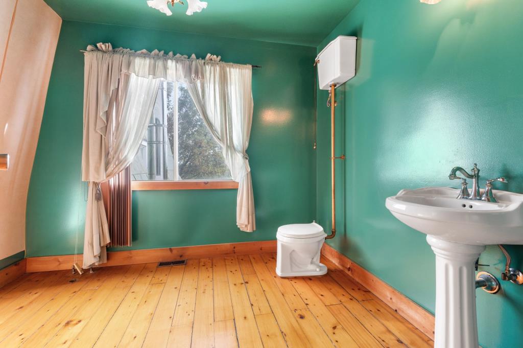 Belle d'autrefois aux chaleureuses boiseries à vendre pour 349 900 $