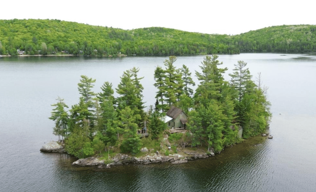 Rare maison à vendre sur une île privée au Québec