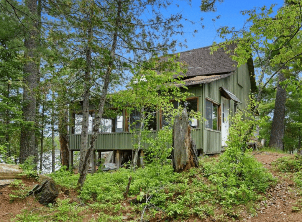 Rare maison à vendre sur une île privée au Québec