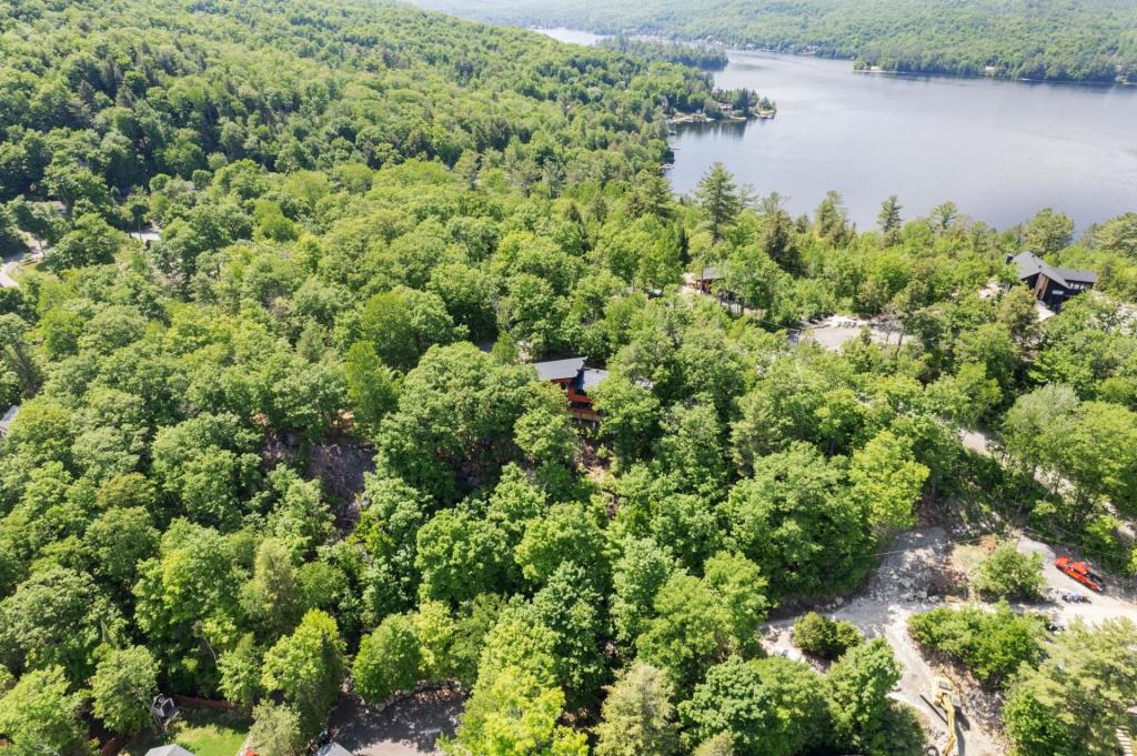 Résidence unique en son genre surplombant un lac dans un secteur paradisiaque