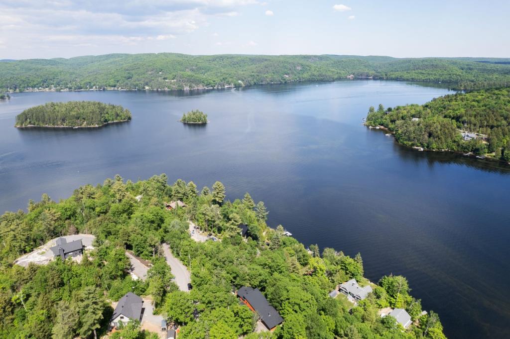 Résidence unique en son genre surplombant un lac dans un secteur paradisiaque