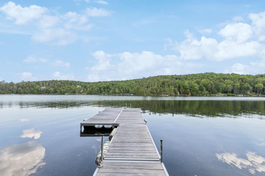 Résidence unique en son genre surplombant un lac dans un secteur paradisiaque