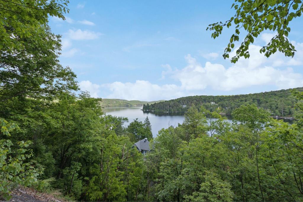 Résidence unique en son genre surplombant un lac dans un secteur paradisiaque