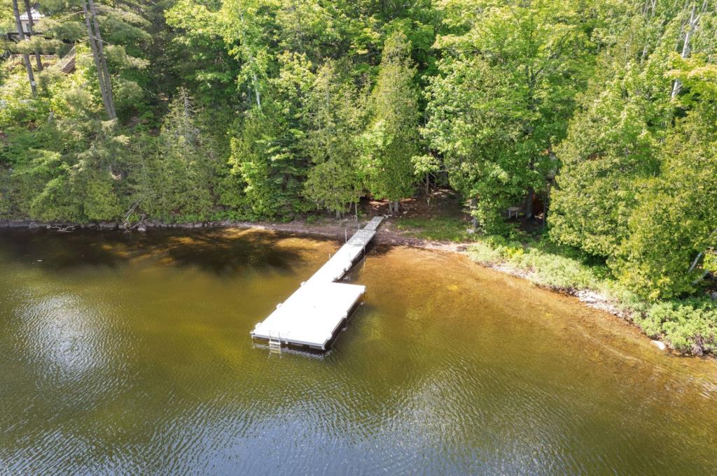 Résidence unique en son genre surplombant un lac dans un secteur paradisiaque