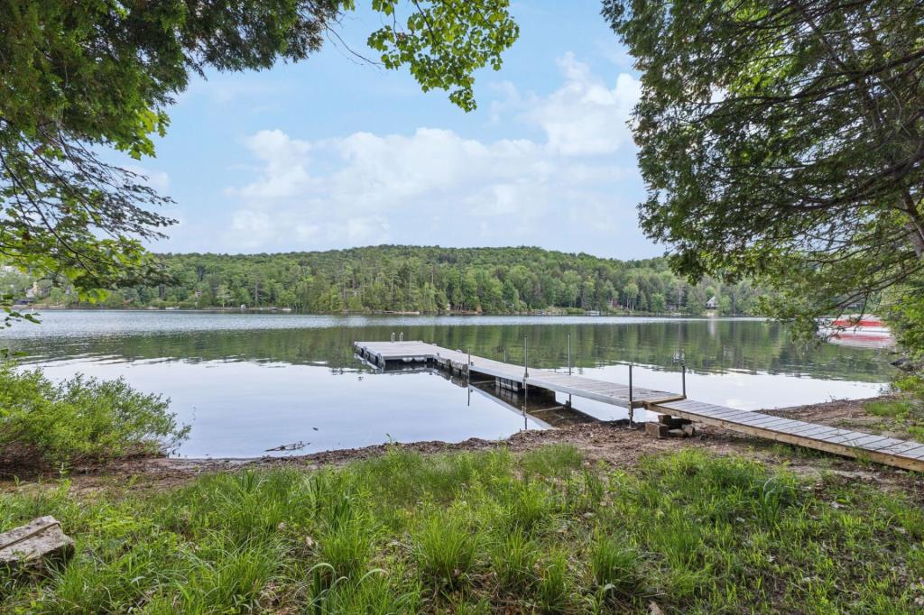 Résidence unique en son genre surplombant un lac dans un secteur paradisiaque