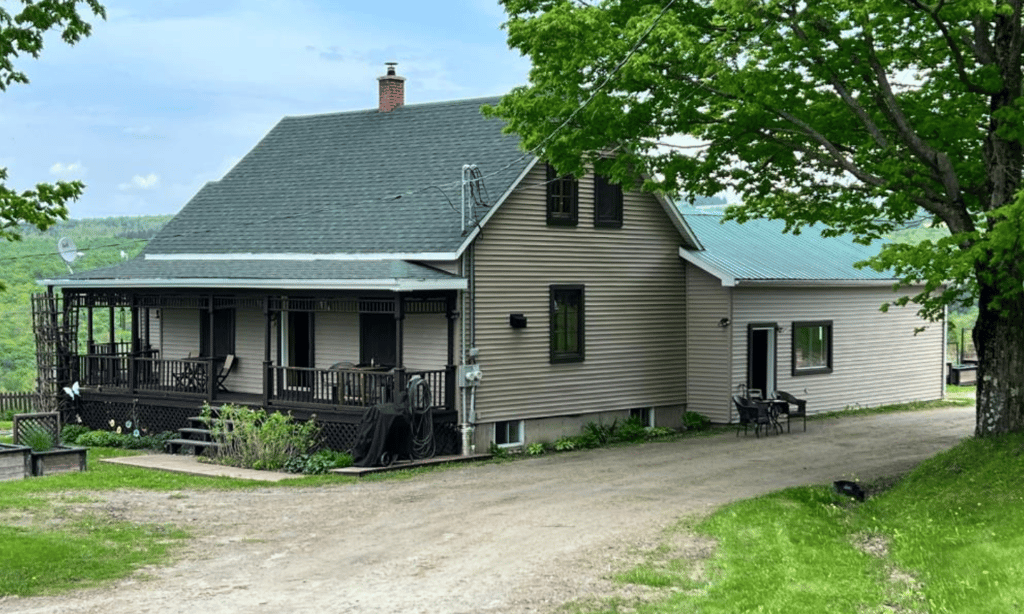 Jolie maison de campagne sur un immense terrain de rêve de 100 acres