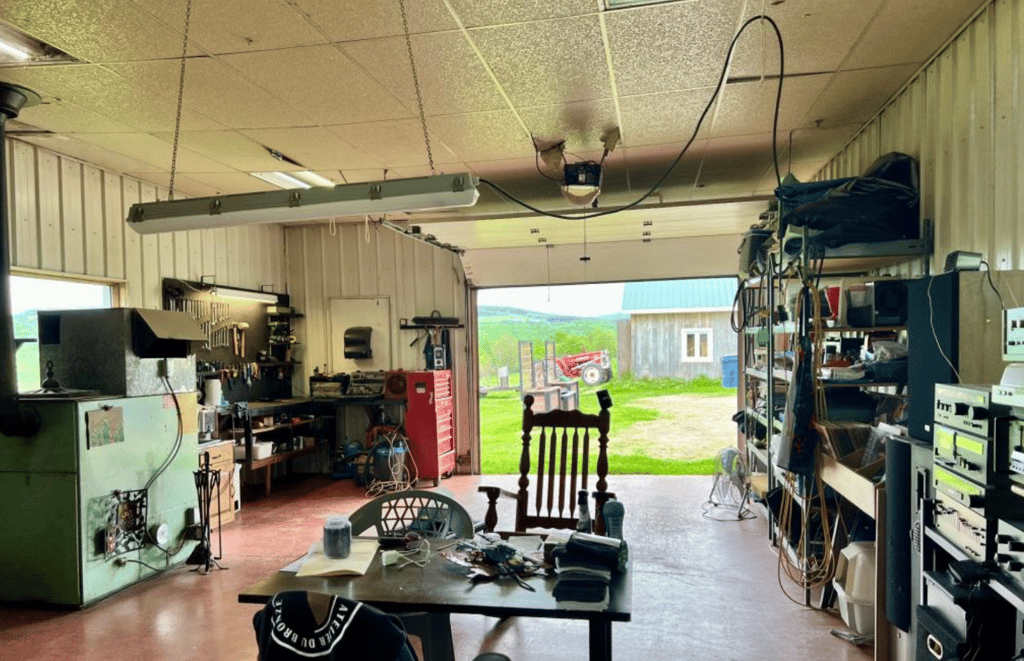 Jolie maison de campagne sur un immense terrain de rêve de 100 acres